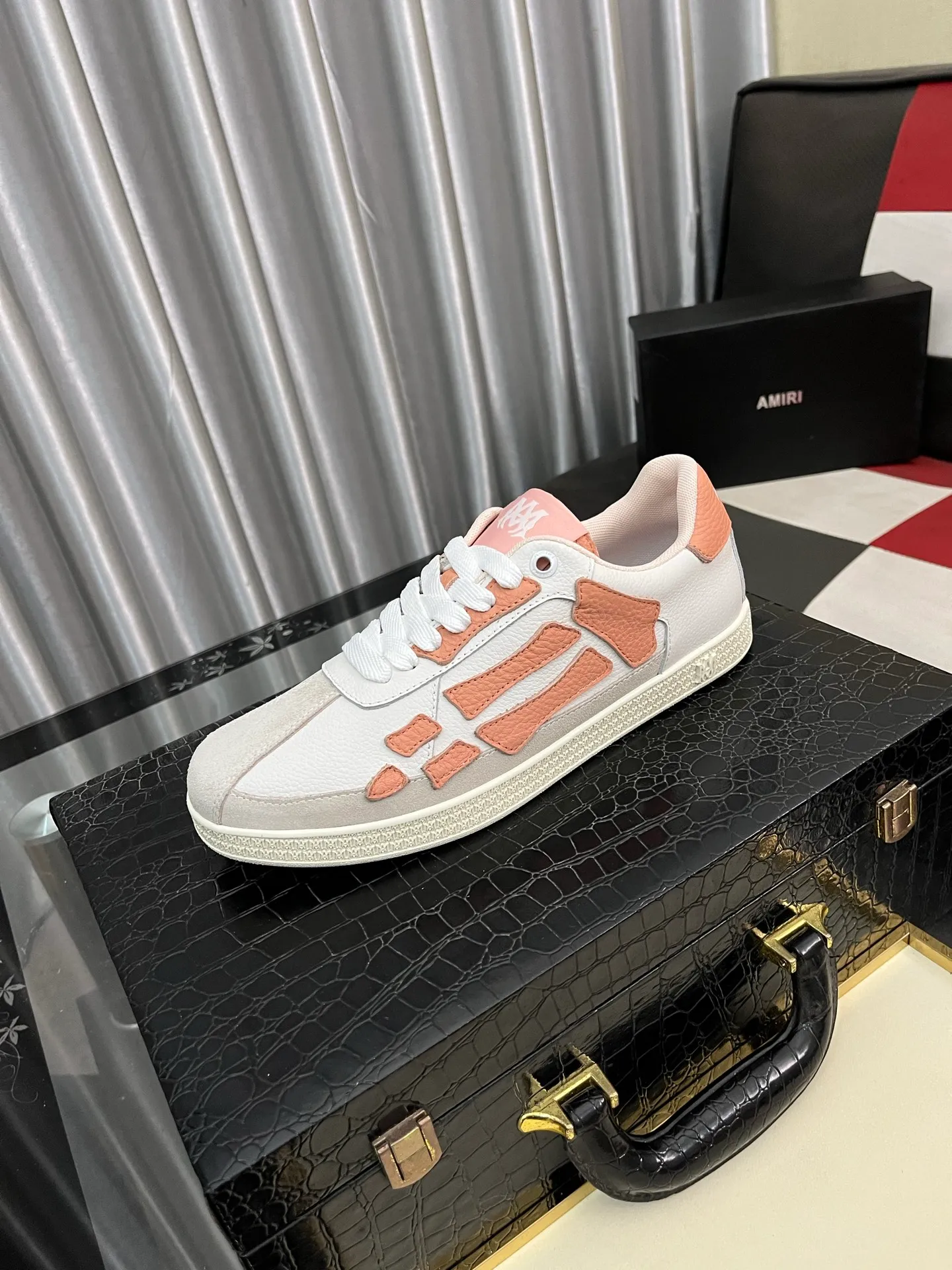 Men's shoes 💰420⌚️⌚️《AMIR*》New men's low-top casual sports sneakers bone shoes, another pair of irresistible bone shoes. Bone shoes are one of AMIRI's most popular items. They use first-layer cowhide uppers. The side bones are made of two cowhide laminations. They have a three-dimensional feel. The leather incisions are all oil-edged. Contrasting color design. Simple style. Fashionable sports. Customized metal LOGO nameplate to embellish shoelaces. Exclusive control of top version. Supports comparison. Breathable mesh lining Original rubber outsole A must-have item for daily leisure Suitable for various occasions Check it out if you pursue high quality Super cool uppers Size: 38-443️⃣ Colors available